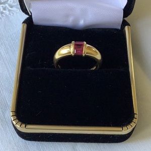 Tiffany & Co Ring. 18 K Gold with 3 baguette ruby gemstones. 1/3 CT